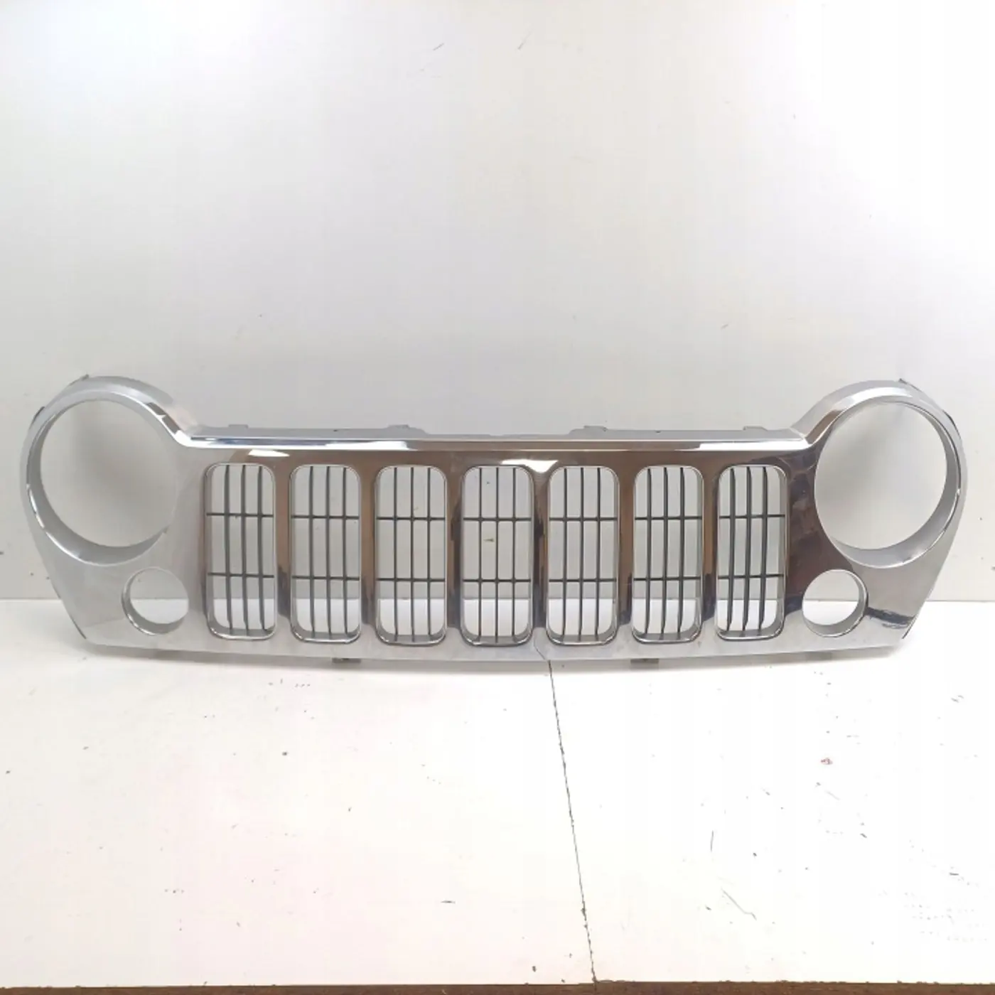 Решетка радиатора к Jeep Cherokee 2001