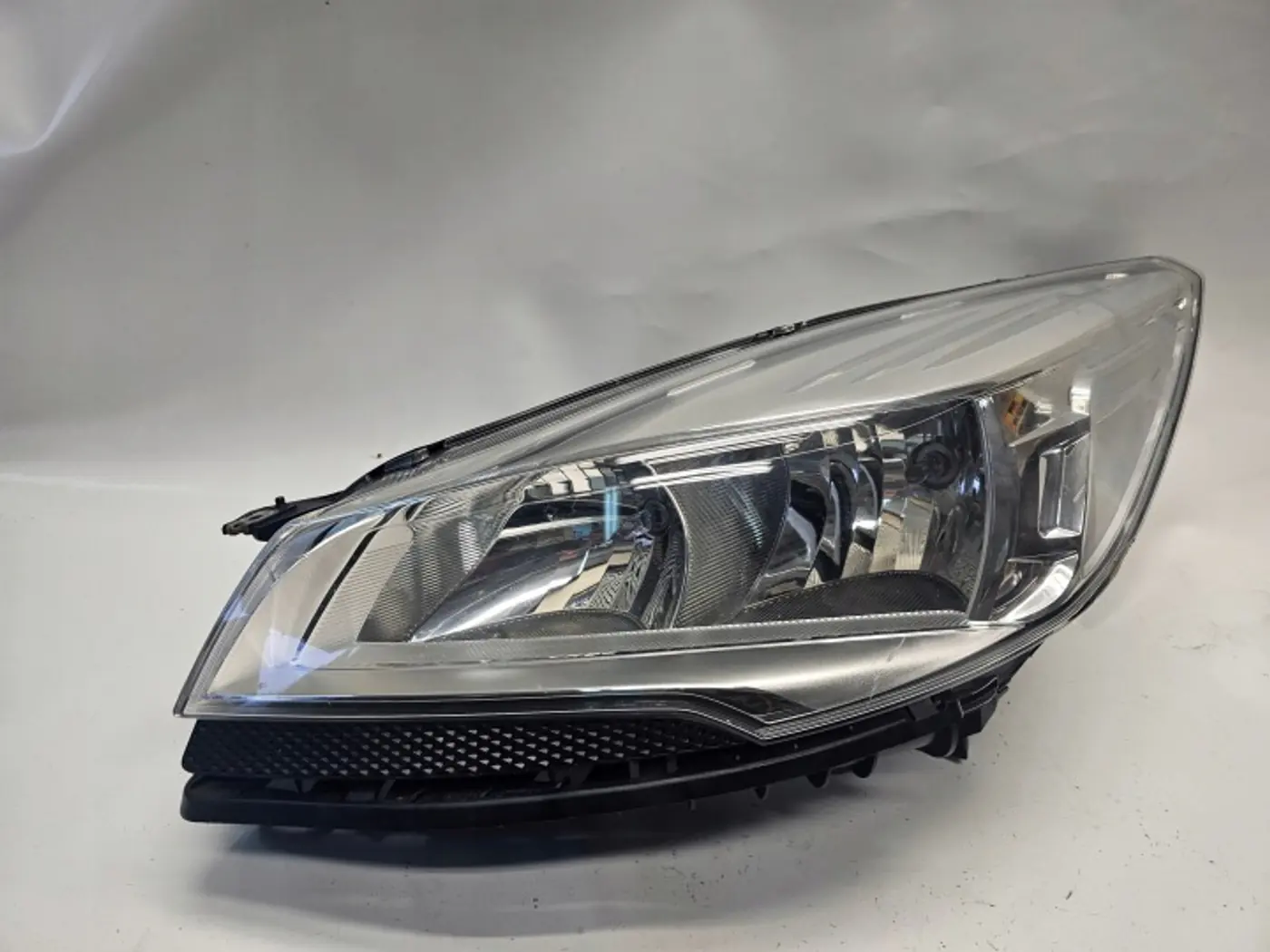 Фара левая к Ford Kuga 2013