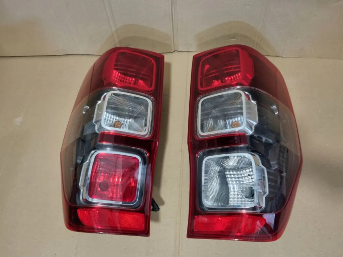 Фонарь задний левый к Ford Ranger 2011