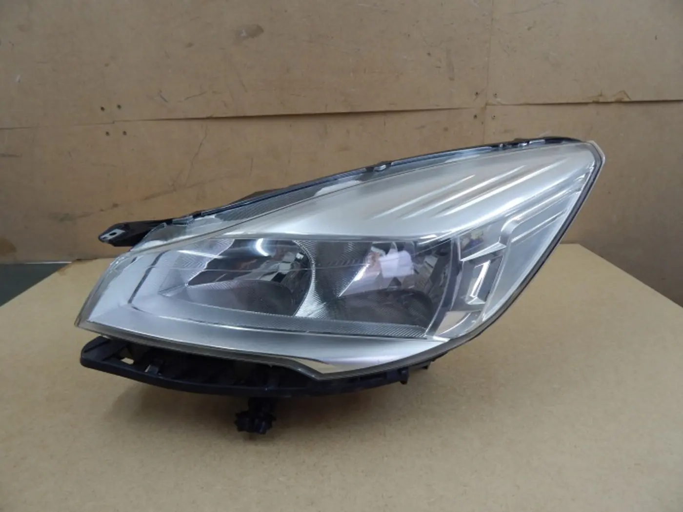 Фара левая к Ford Kuga 2013