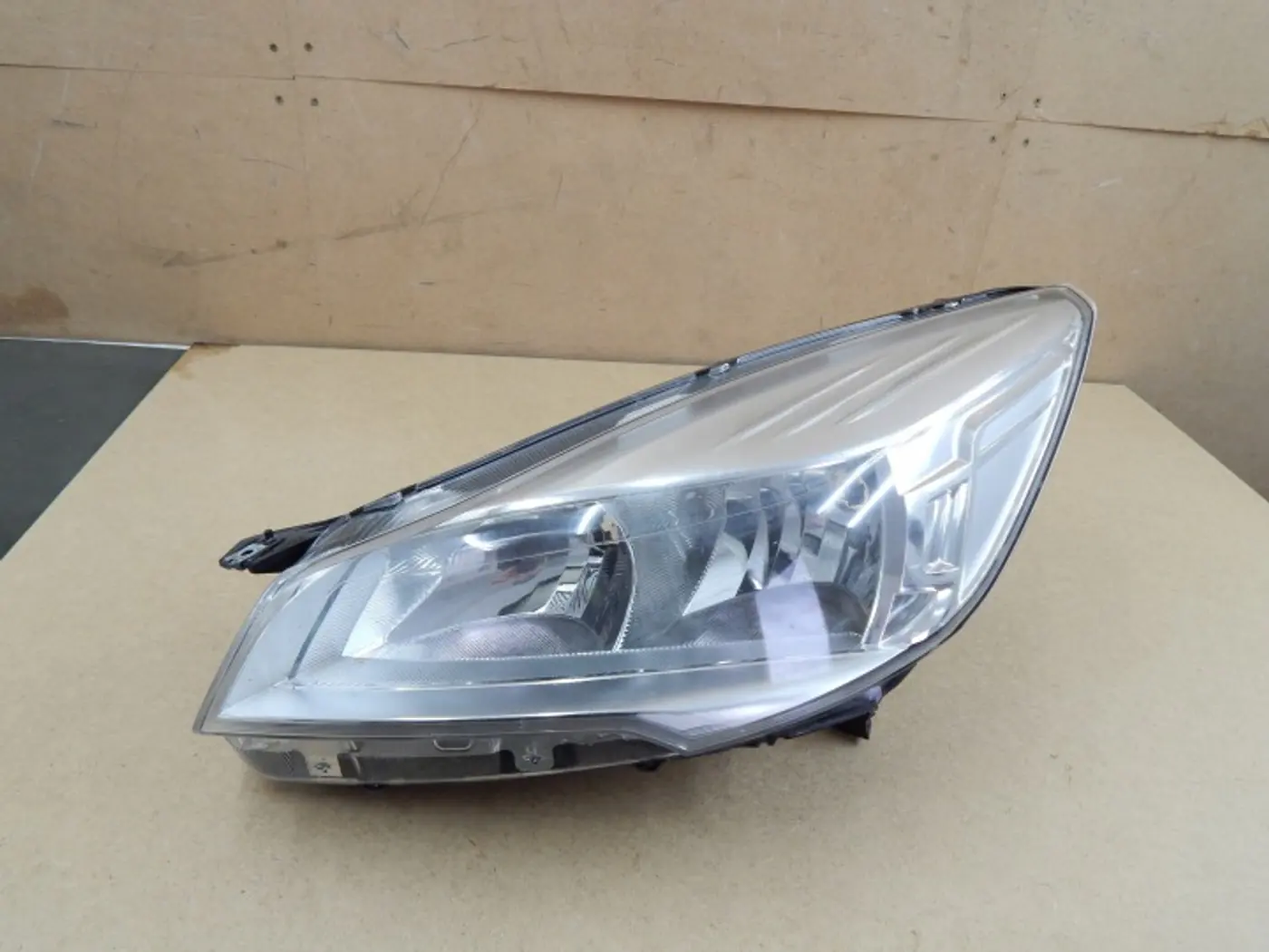 Фара левая к Ford Kuga 2013
