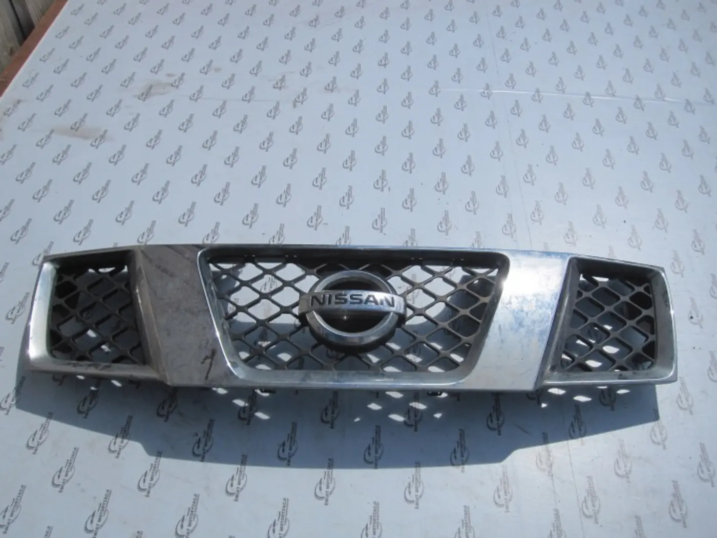 Решетка радиатора к Nissan Pathfinder 2004