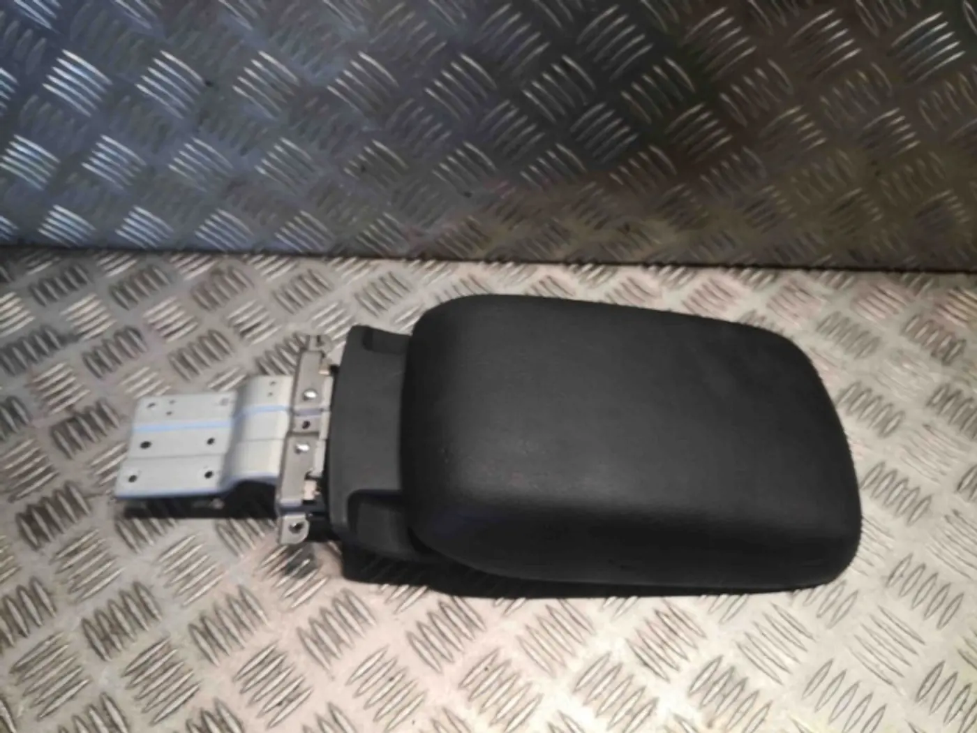 Подлокотник к Subaru Forester 2007