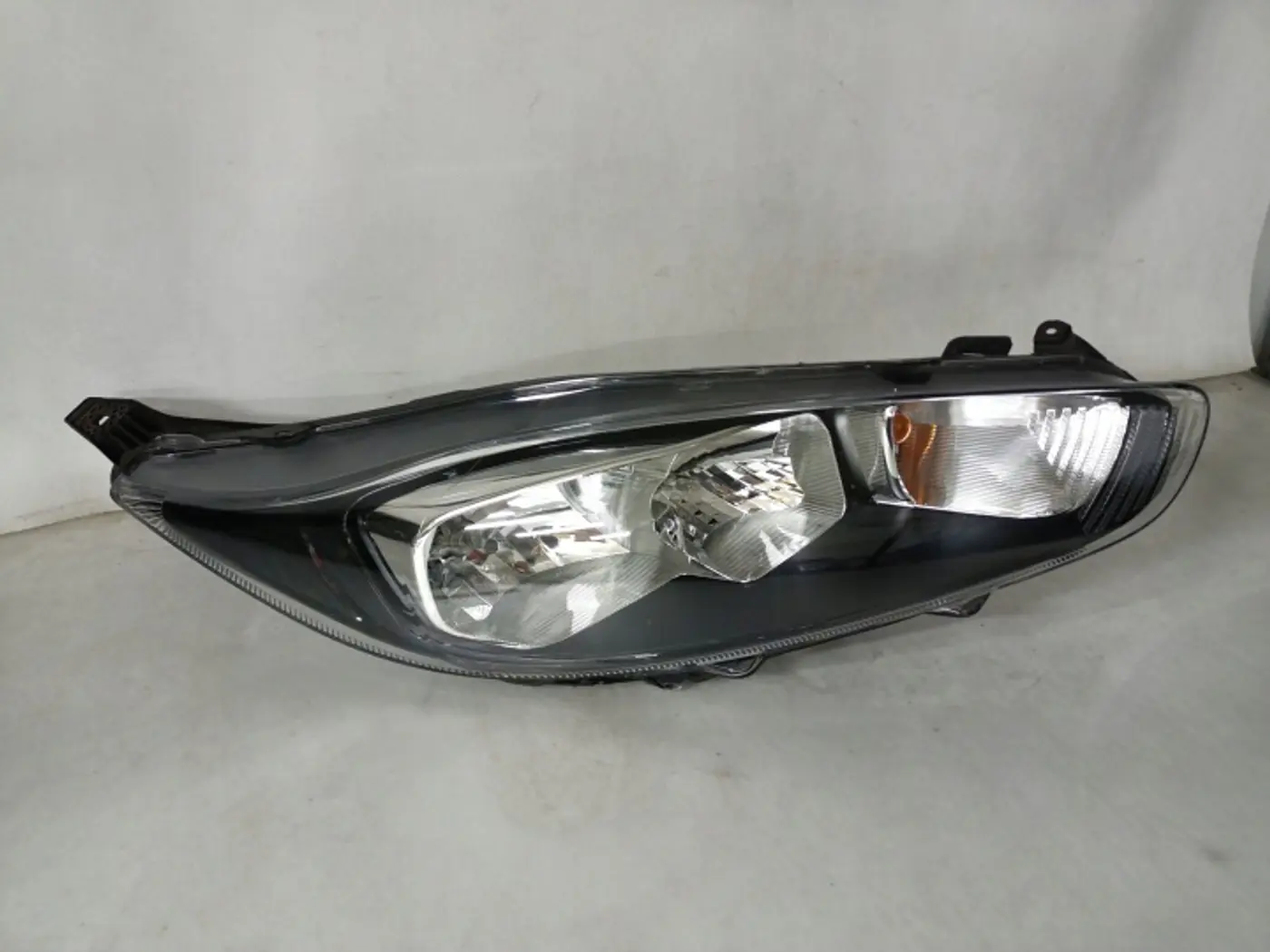 Фара правая к Ford Fiesta 2001