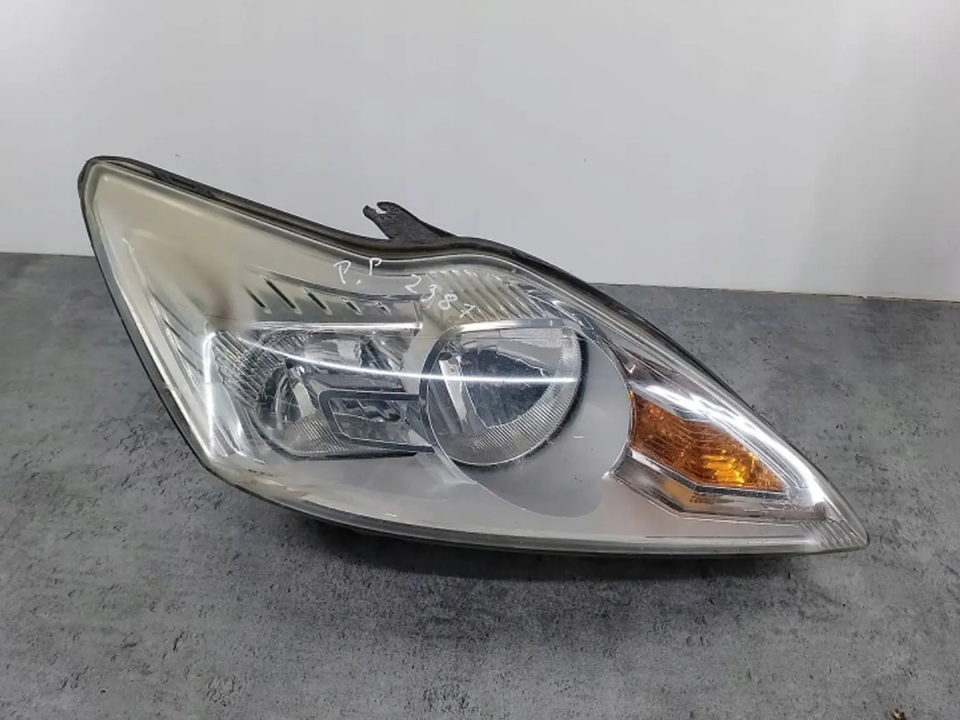 Фара правая к Ford Focus 2005