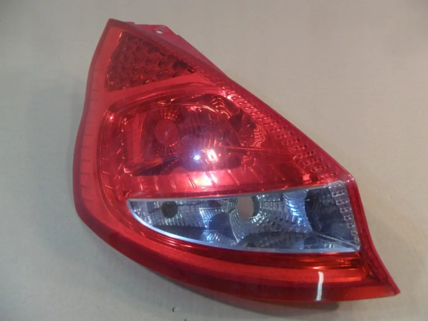 Фонарь задний левый к Ford Fiesta 2001