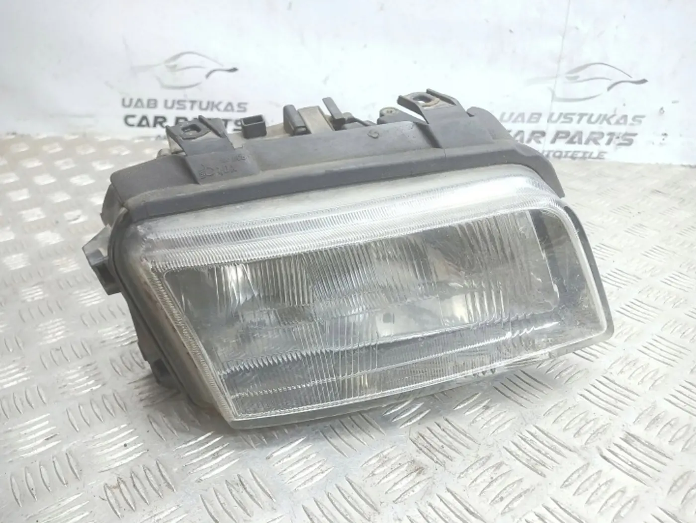Фара правая к Audi S4 1997