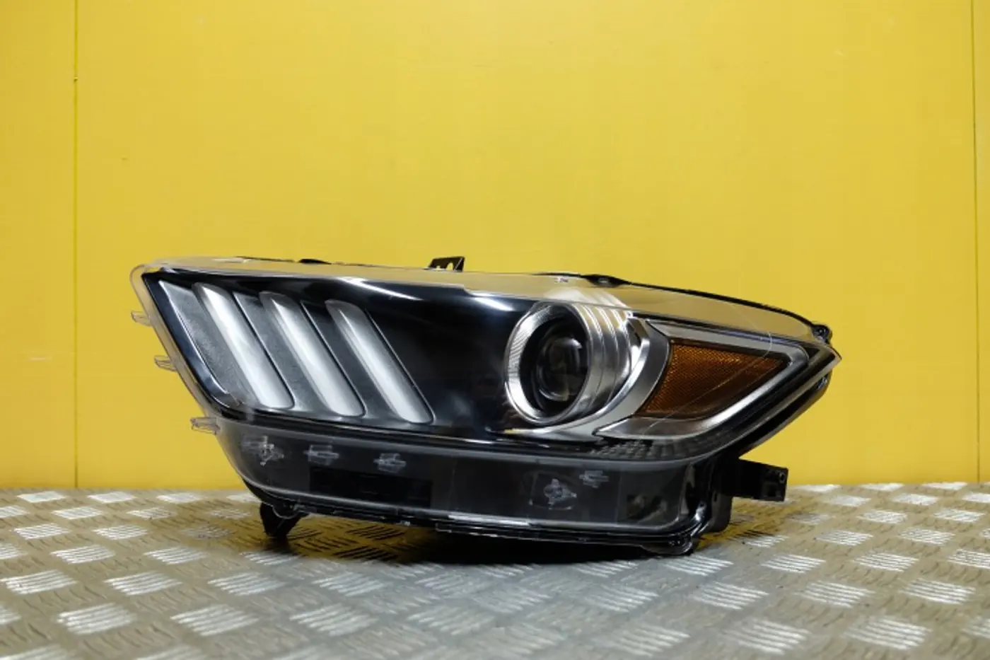 Фара левая к Ford Mustang 2004