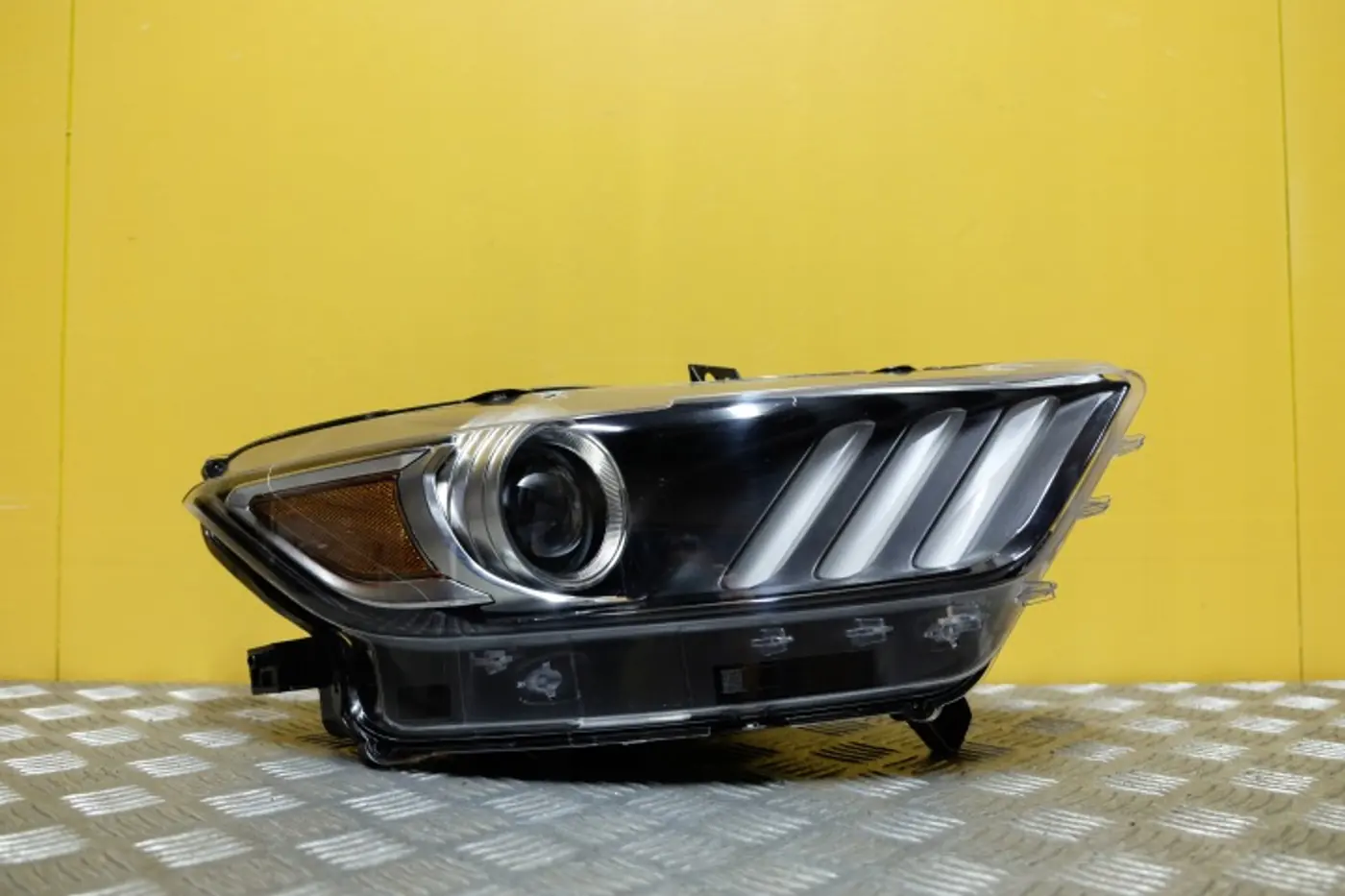 Фара правая к Ford Mustang 2004
