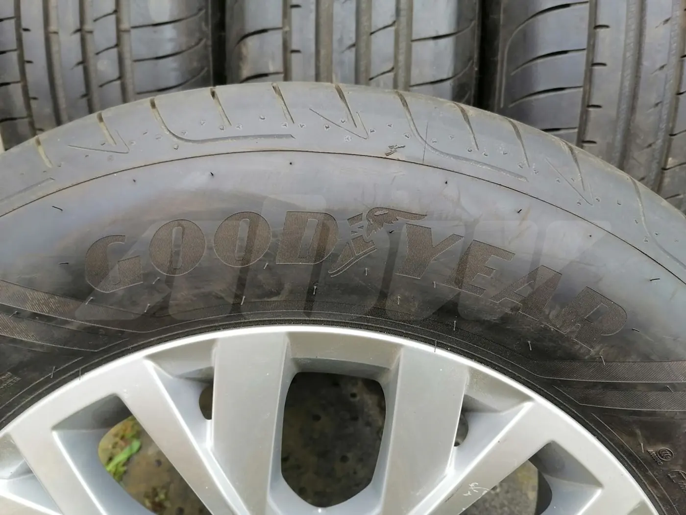 R18 235 65 Goodyear Eagle F1