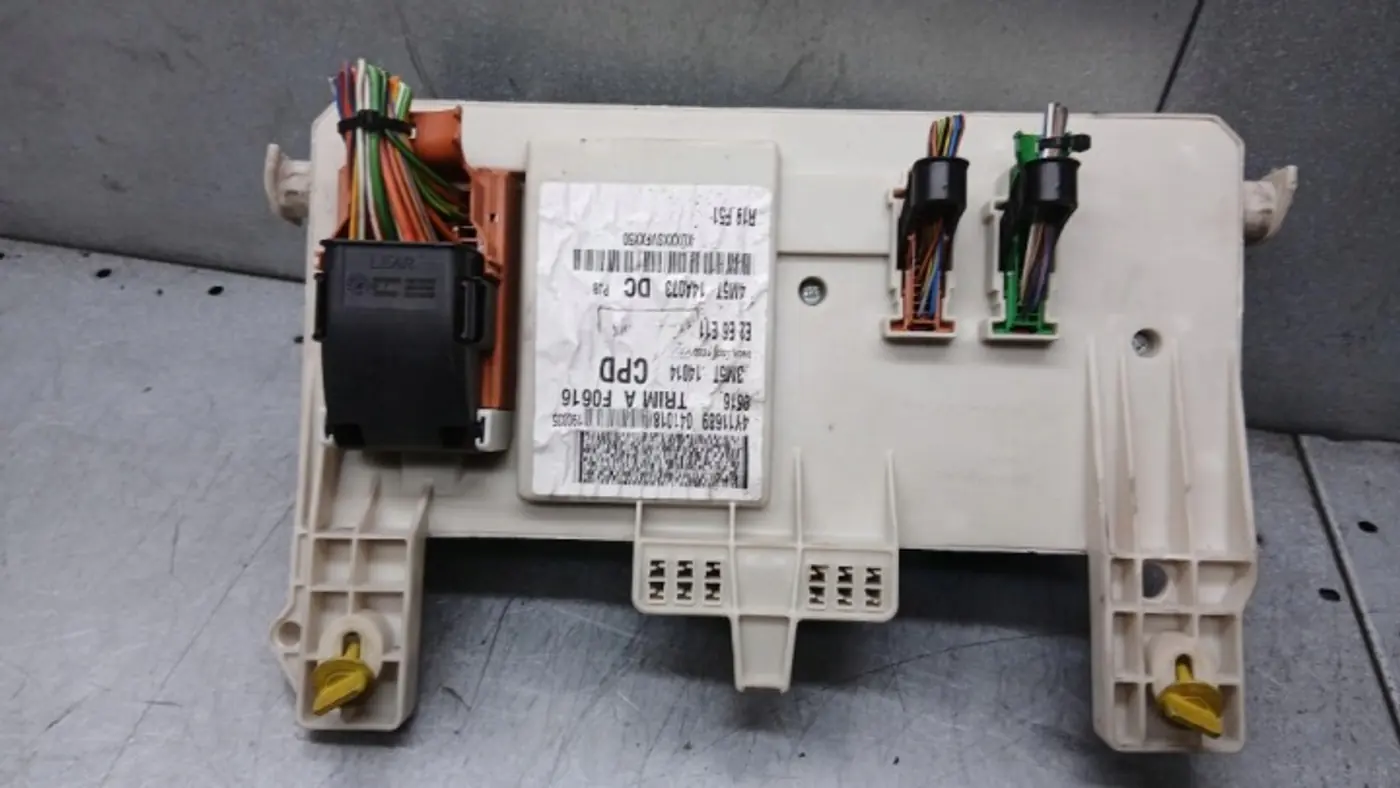 Блок предохранителей к Ford C-MAX 2003