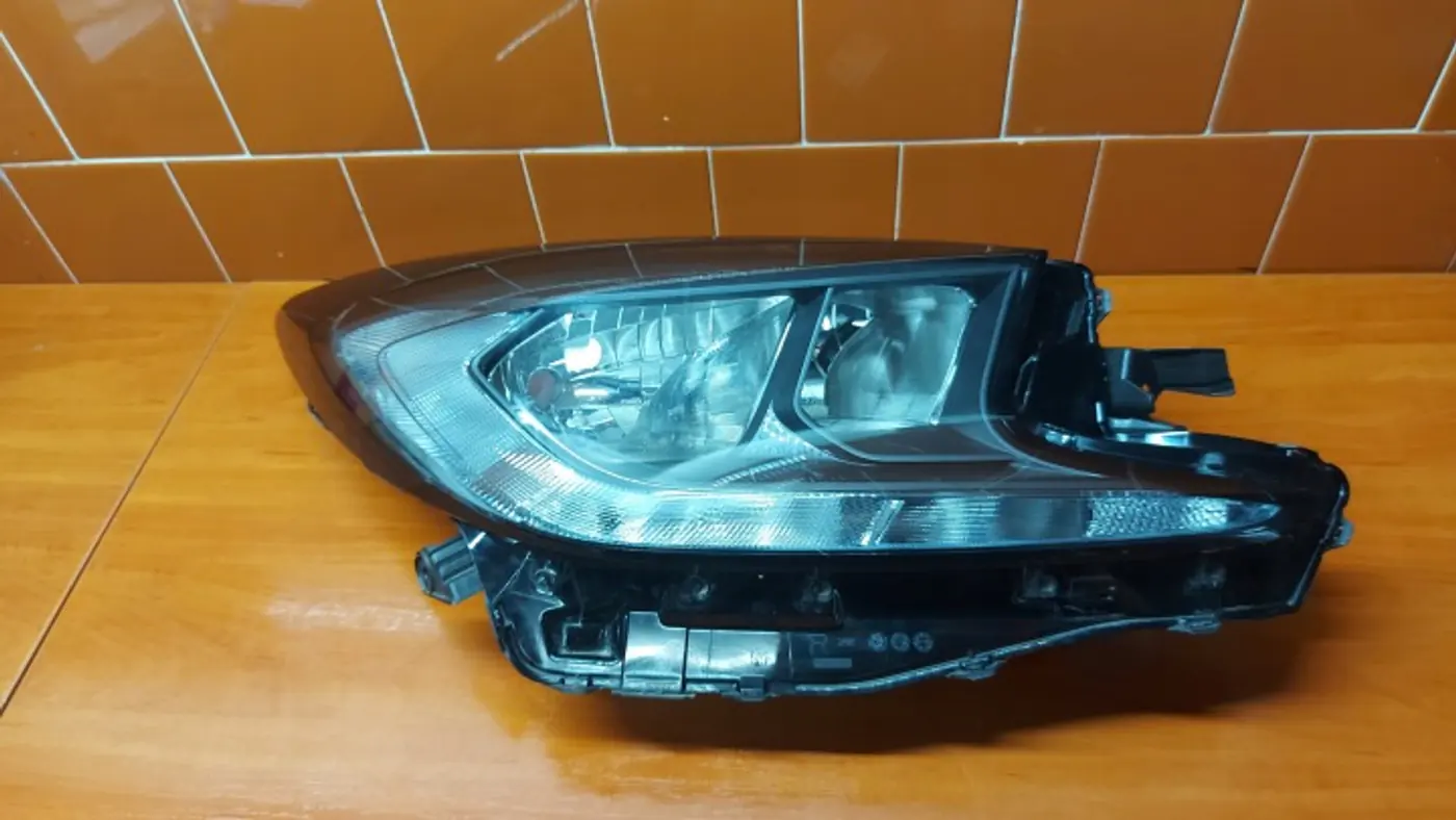 Фара правая к Toyota Aygo X 2021