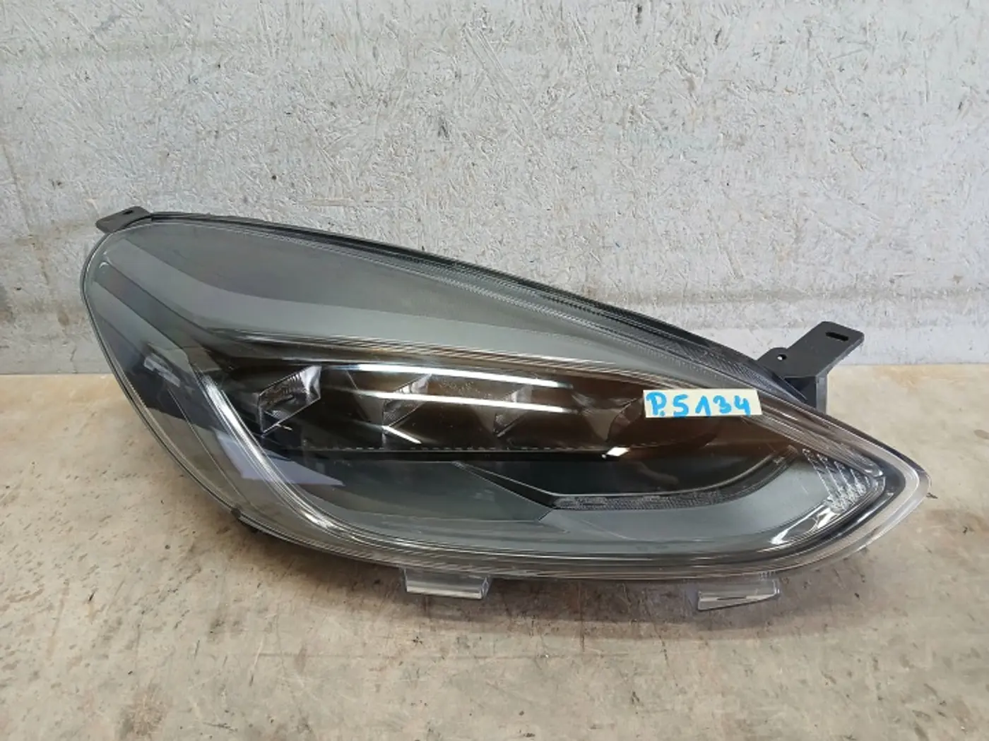 Фара правая к Ford Fiesta 2001