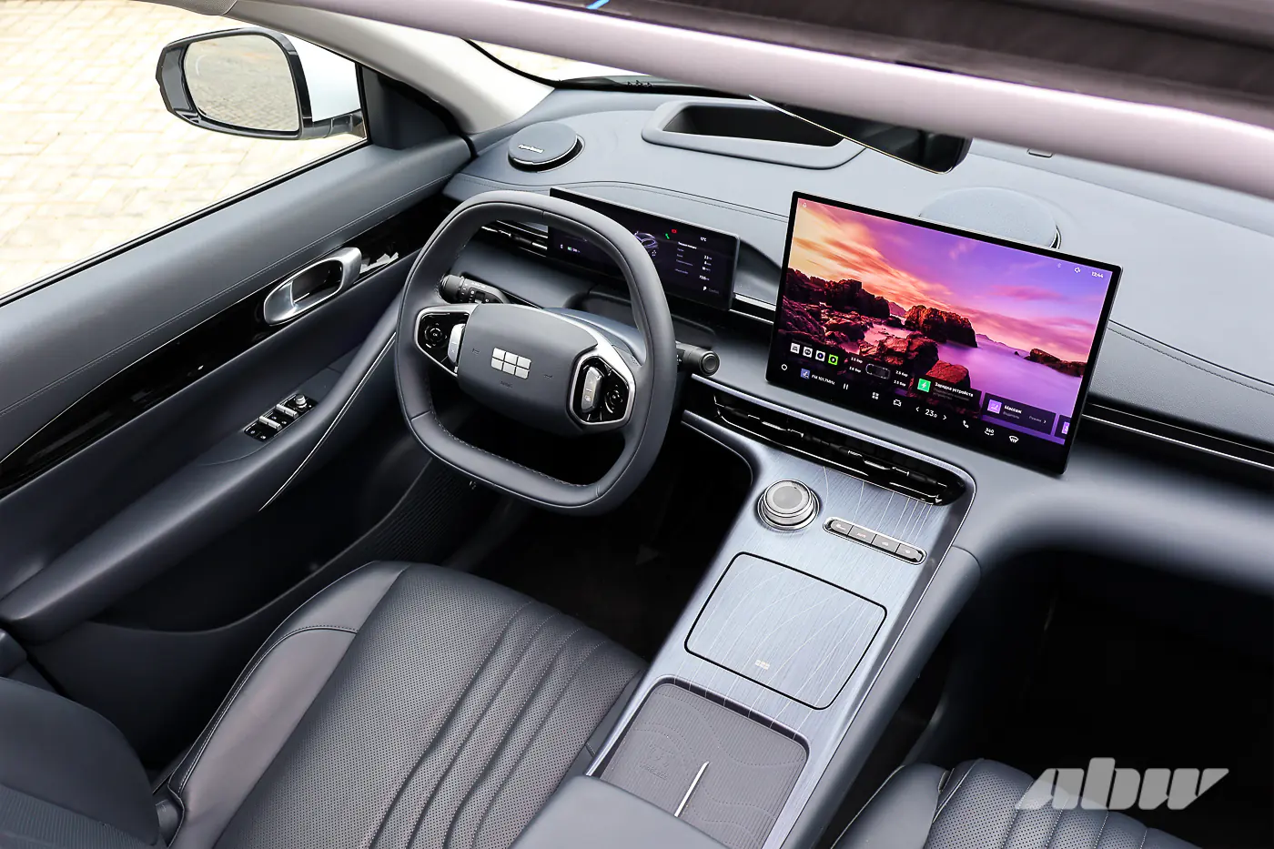 От городского хэтча до стремительного флагмана: выбираем электромобиль Geely вместе с «Атлант-М»