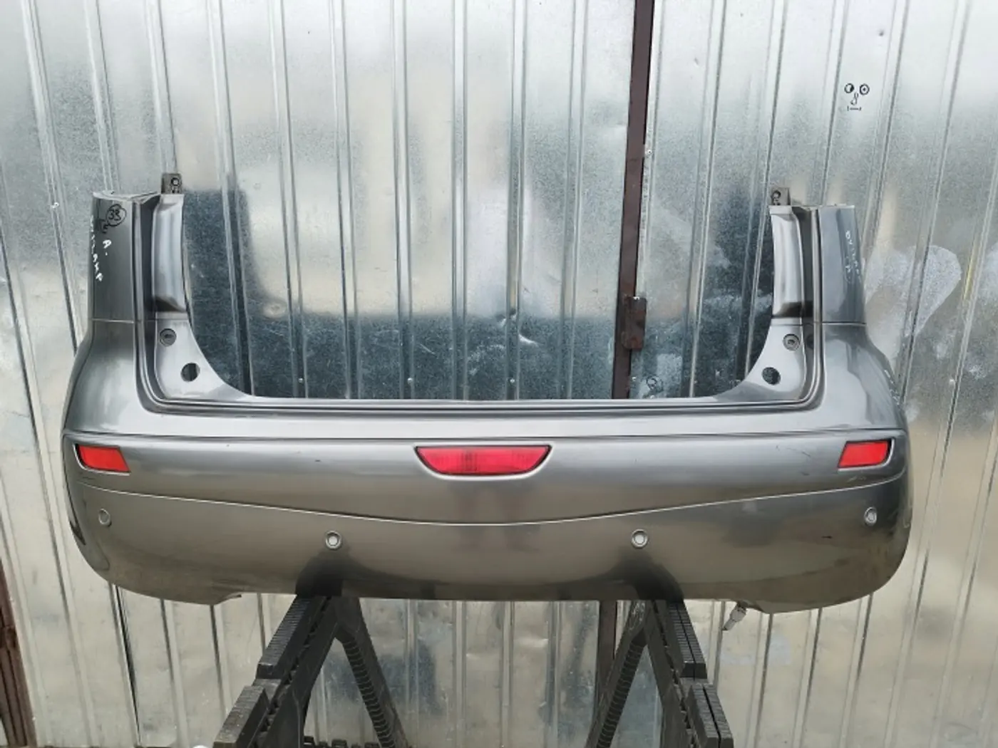 Бампер задний к Nissan Note 2009