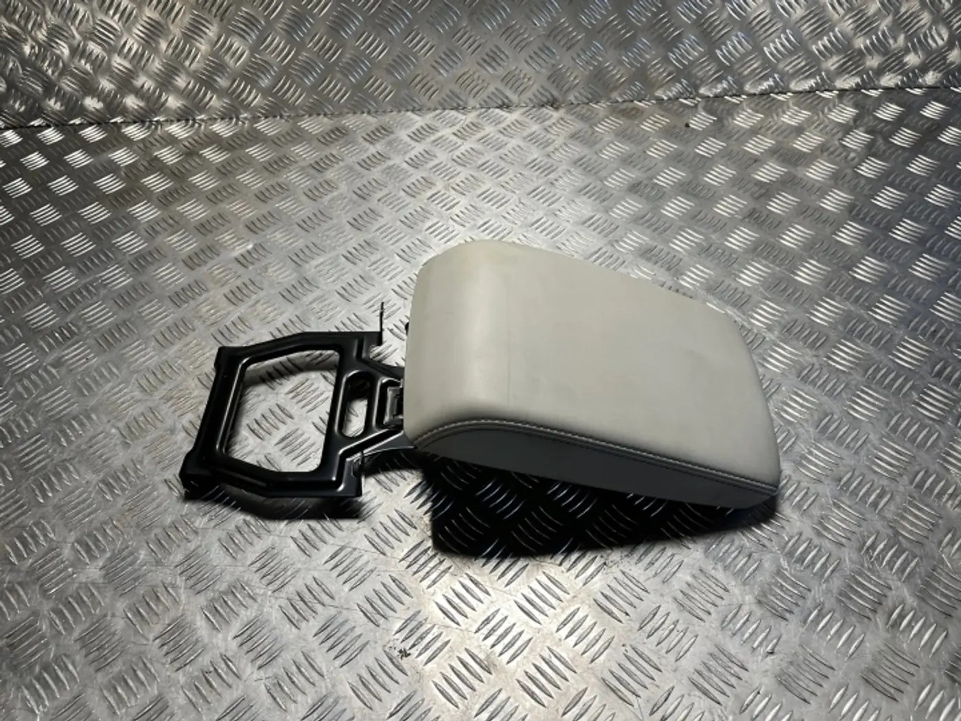 Подлокотник к Mazda 2 2007