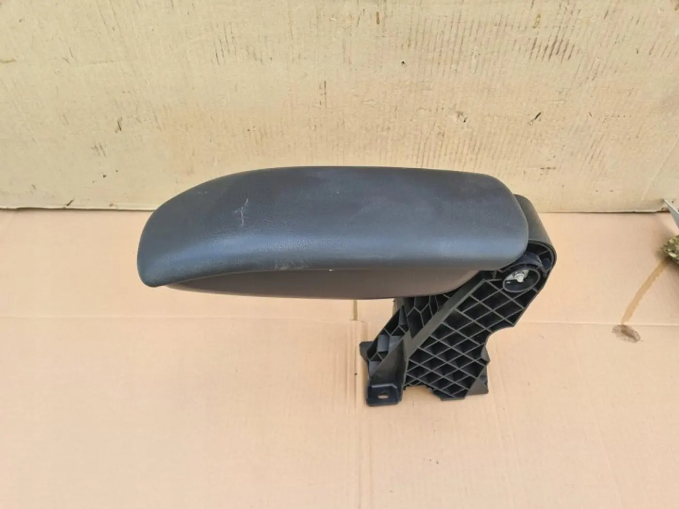 Подлокотник к Citroen C3 2009