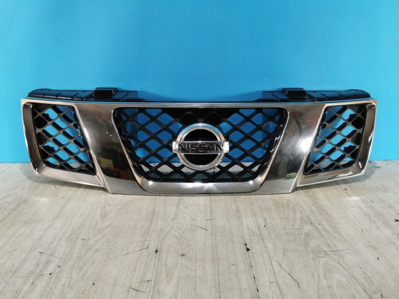 Решетка радиатора к Nissan Pathfinder 2004