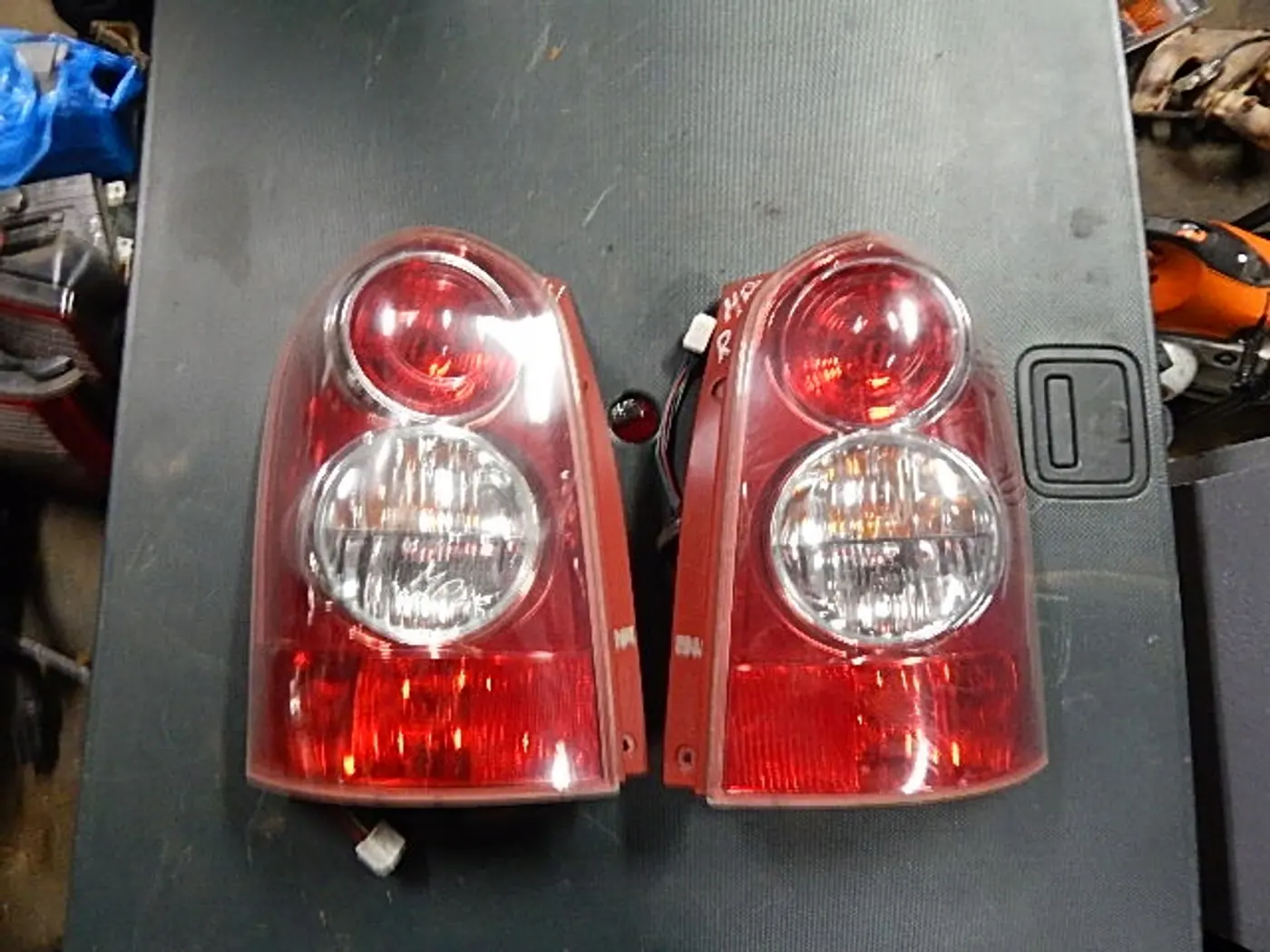 Фонарь задний правый к Mazda MPV 2006