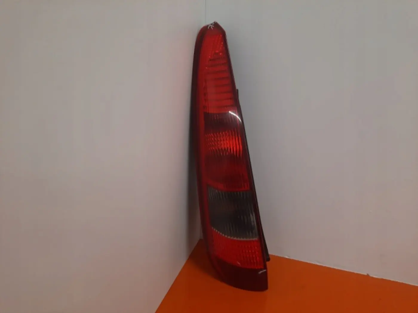 Фонарь задний левый к Ford Fiesta 2001