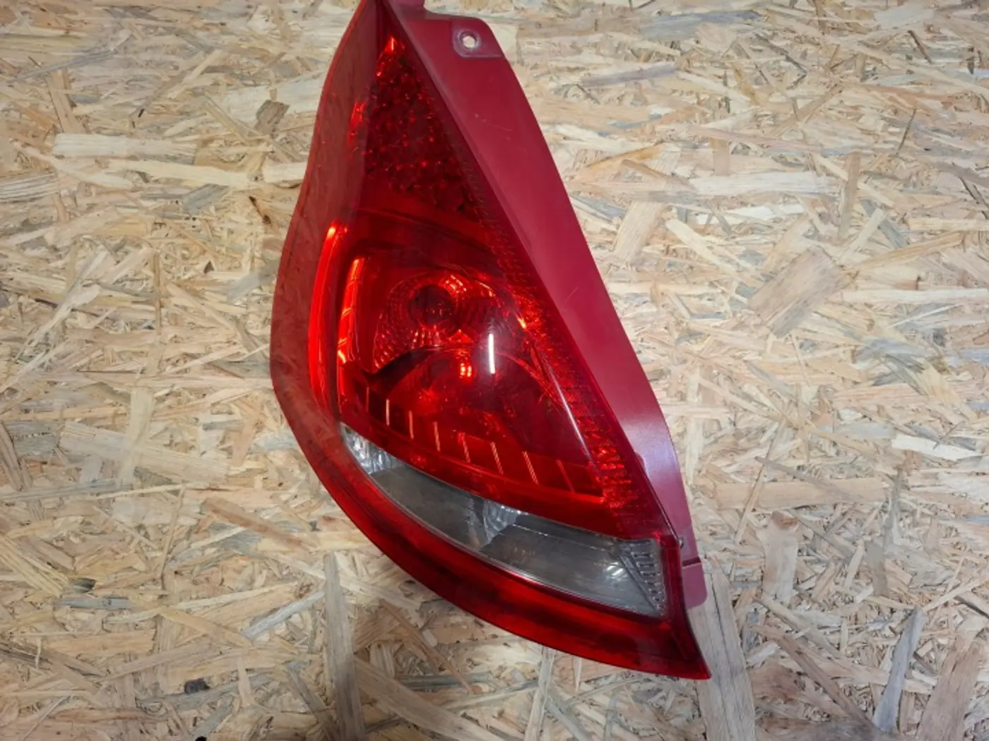 Фонарь задний левый к Ford Fiesta 2001