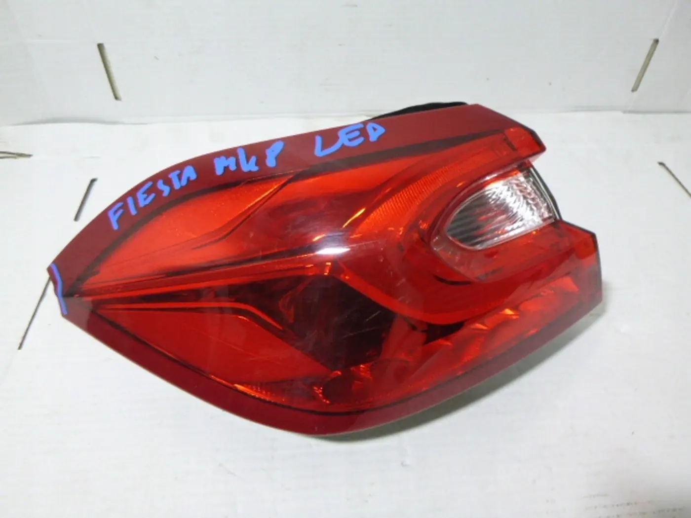Фонарь задний левый к Ford Fiesta 2001