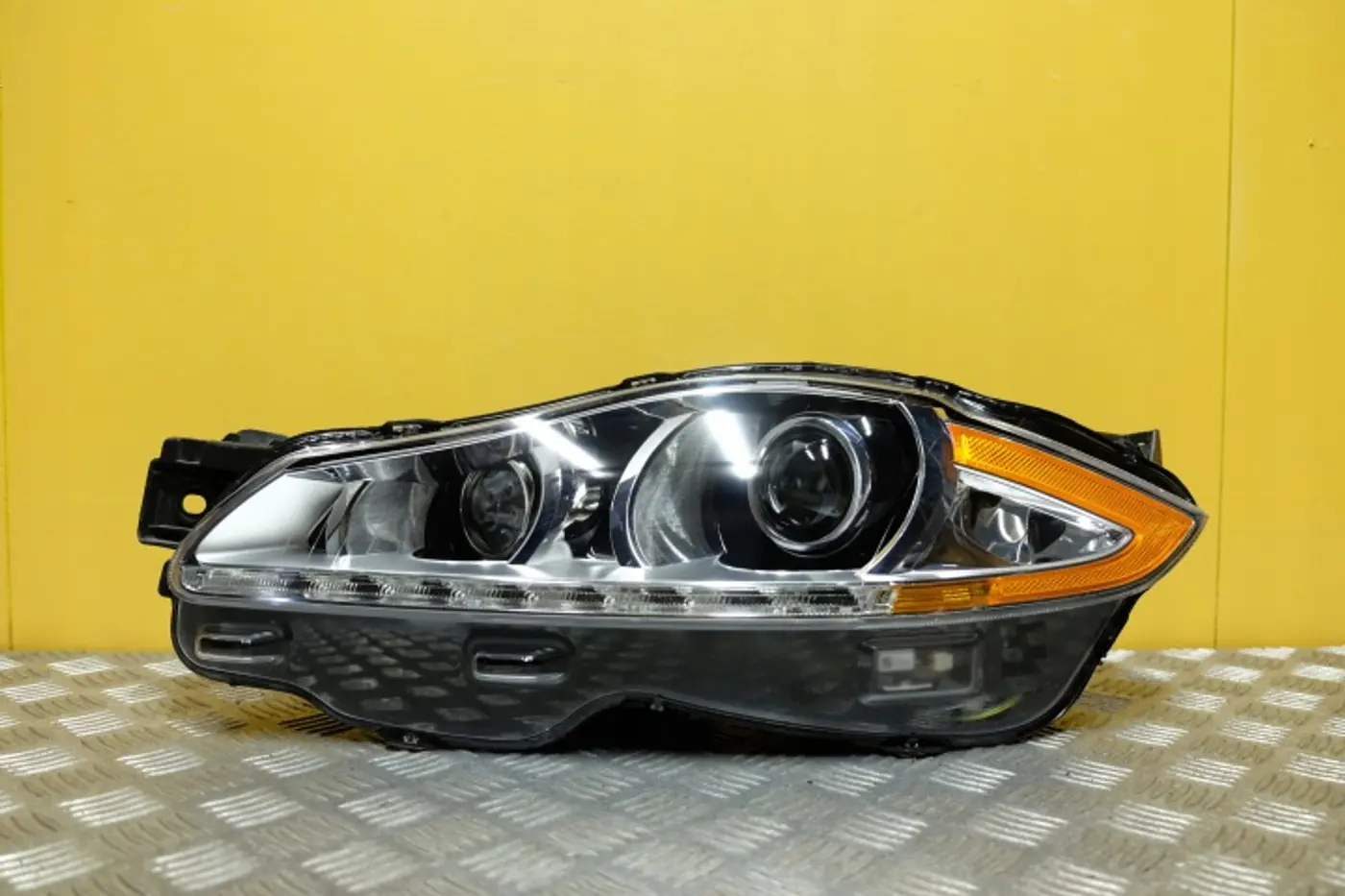Фара левая к Jaguar XJ 2009