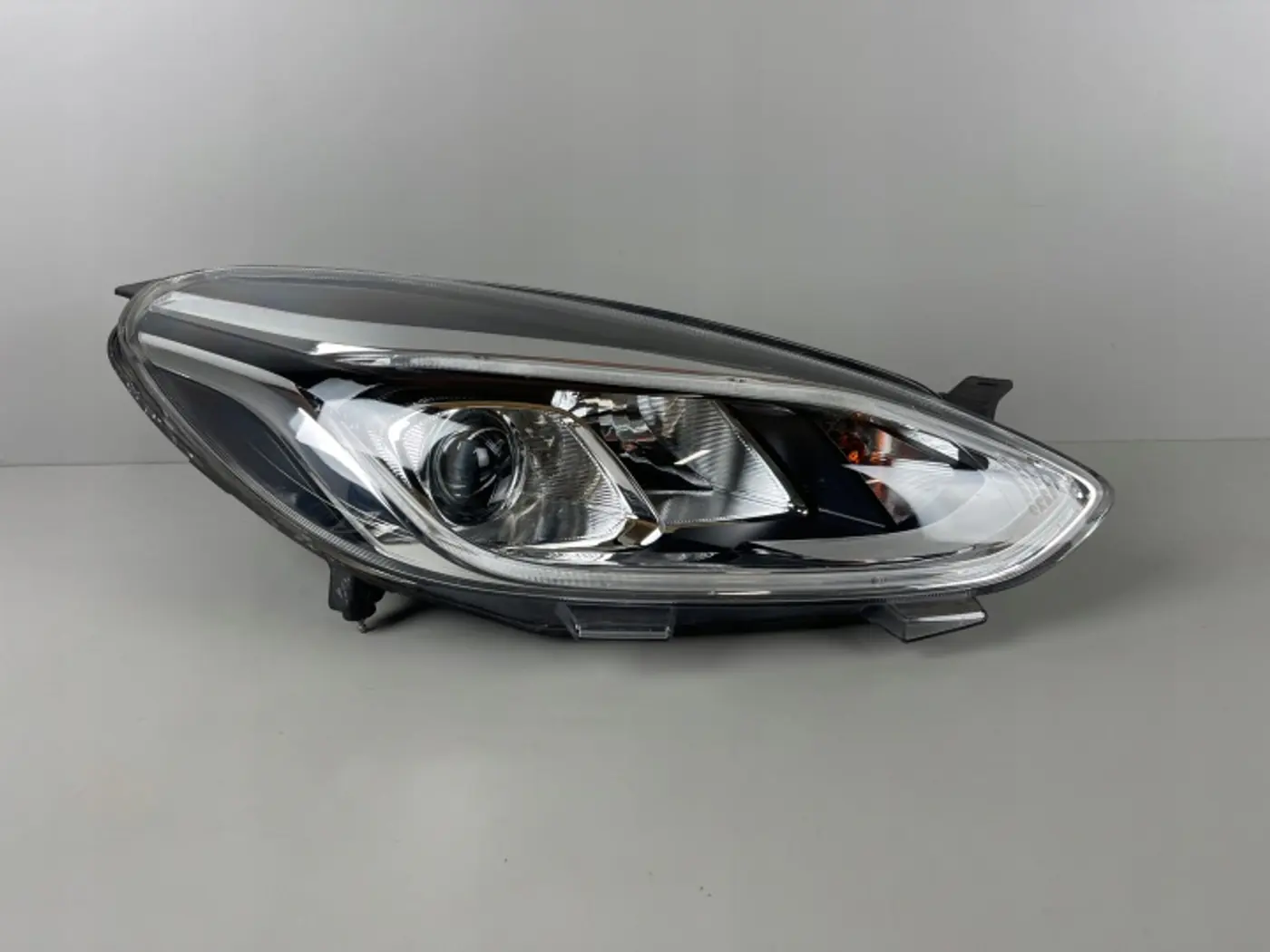 Фара правая к Ford Fiesta 2001