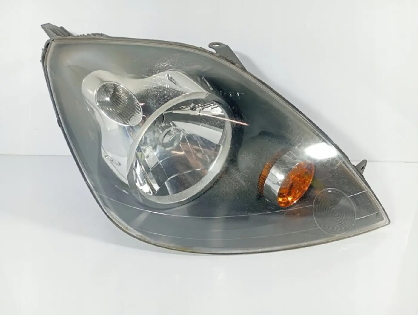 Фара правая к Ford Fiesta 2001