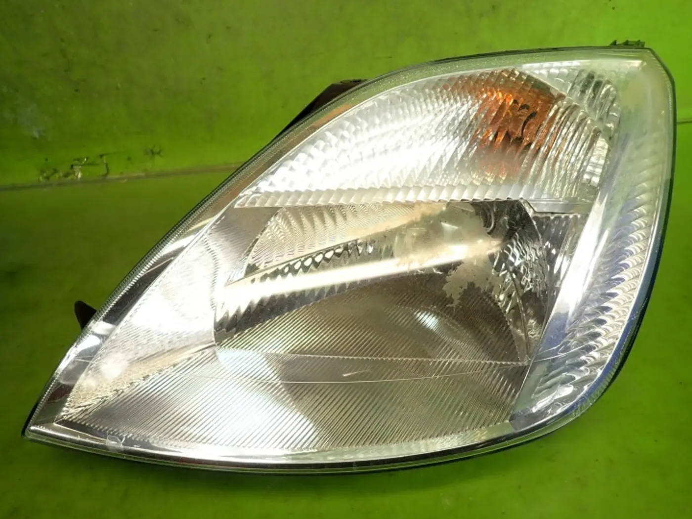 Фара левая к Ford Fiesta 2001