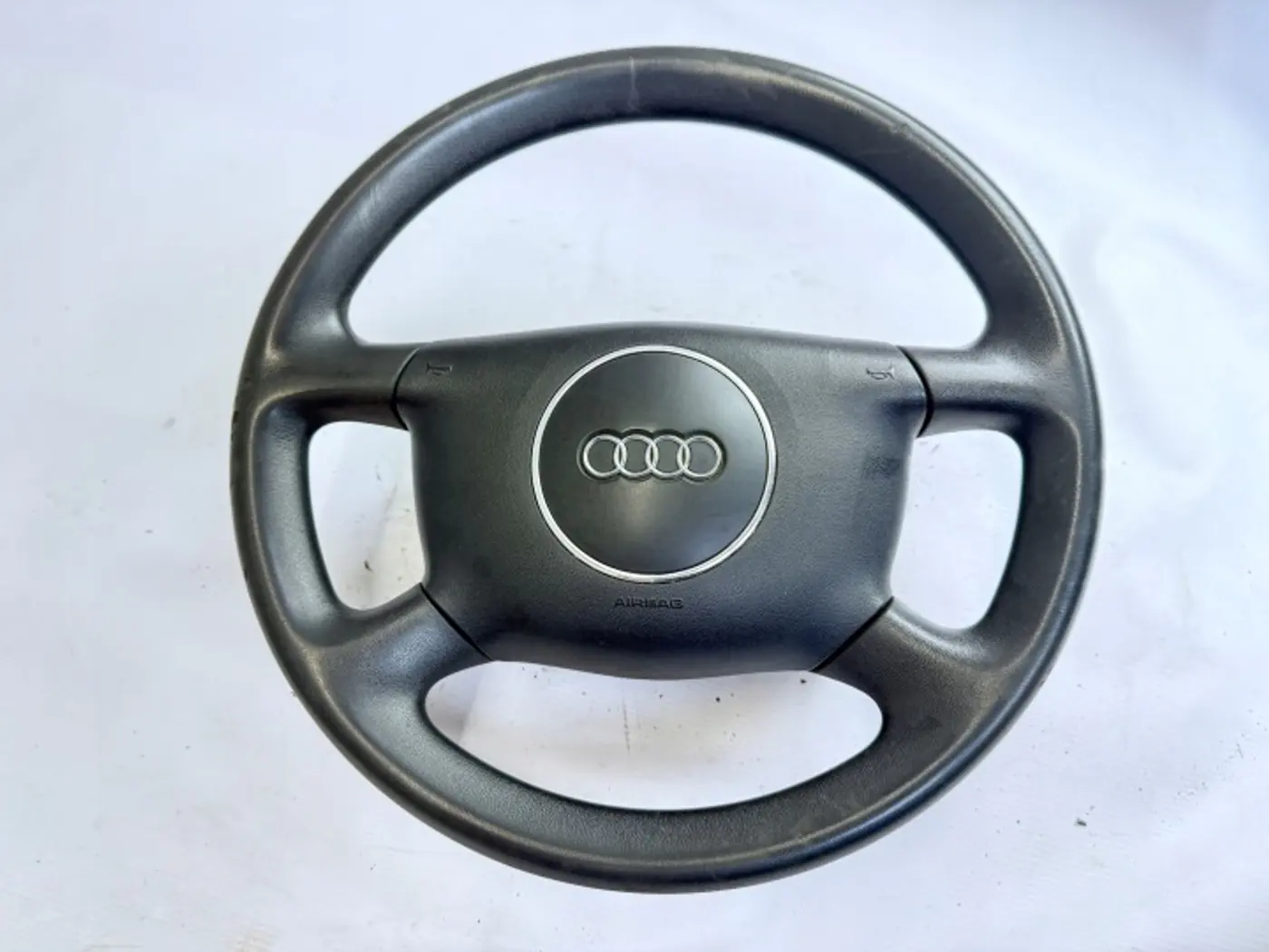 Руль к Audi S6 1999