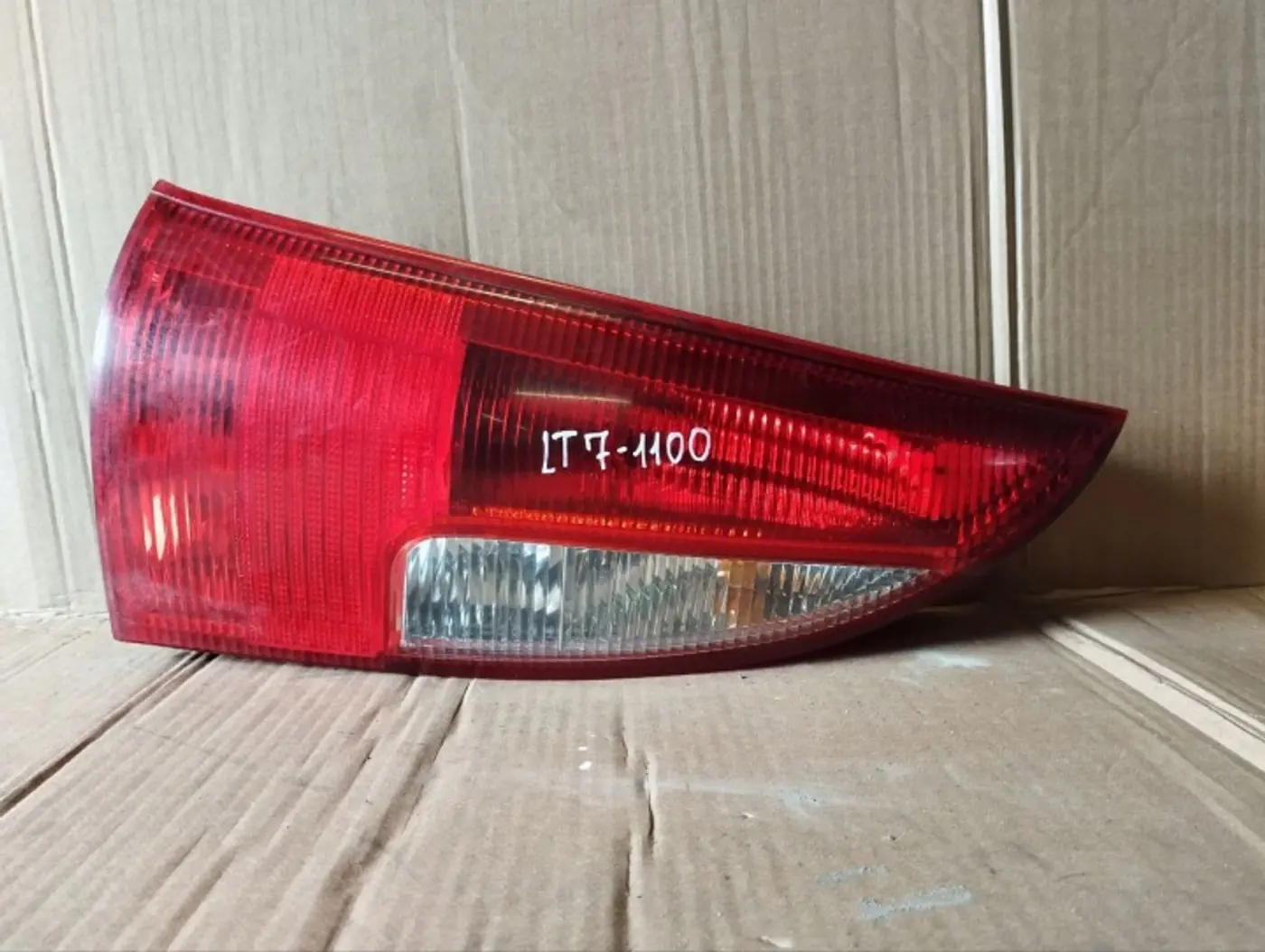Фонарь задний левый к Mazda Premacy 1999