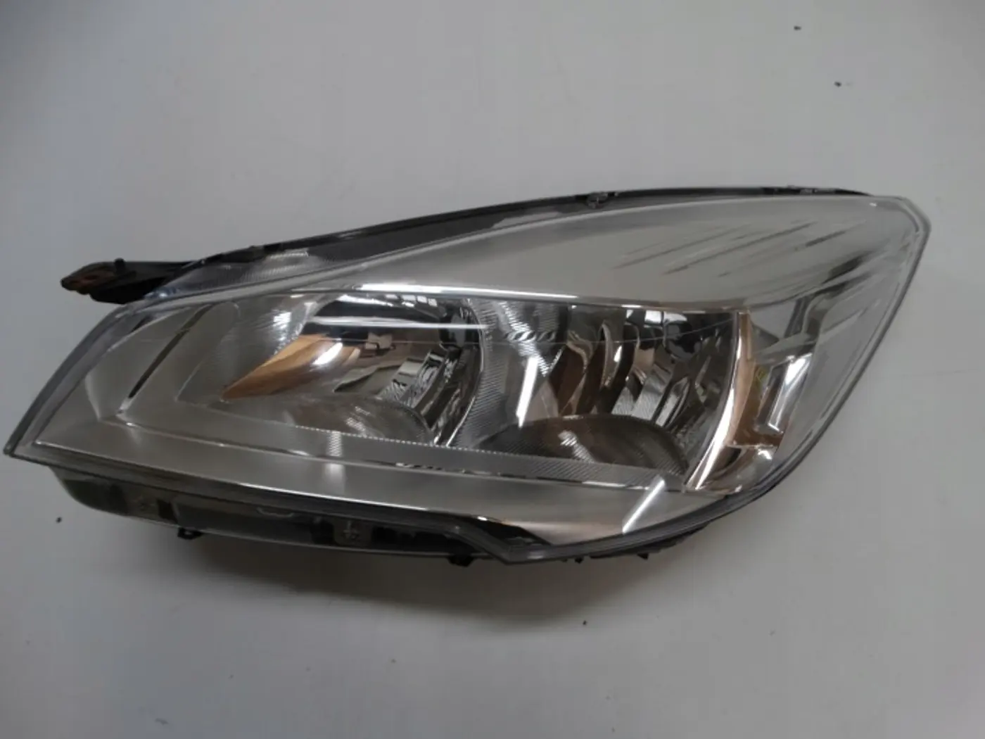 Фара левая к Ford Kuga 2013
