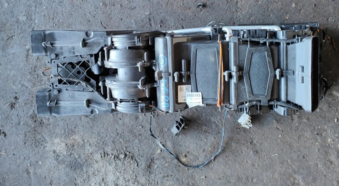 Отопитель в сборе (печка) к Audi A8 2010