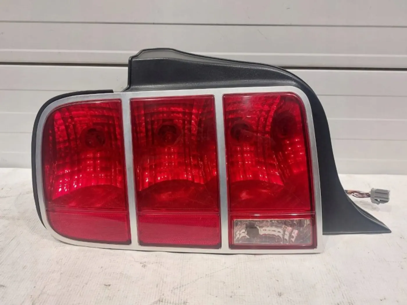 Фонарь задний левый к Ford Mustang 2004