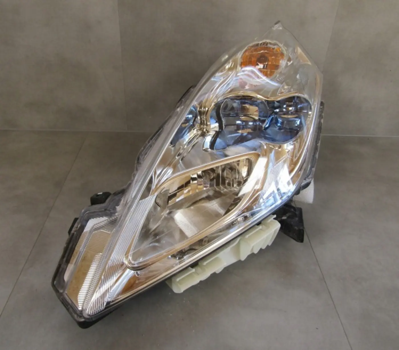 Фара левая к Nissan Leaf 2010