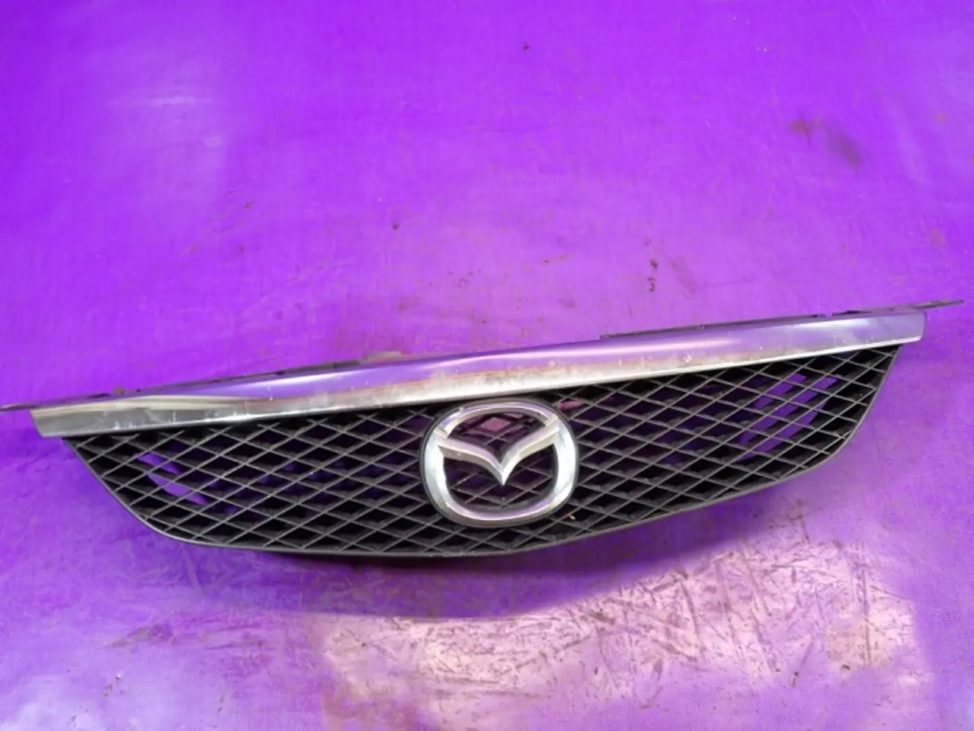 Решетка радиатора к Mazda 323 2000
