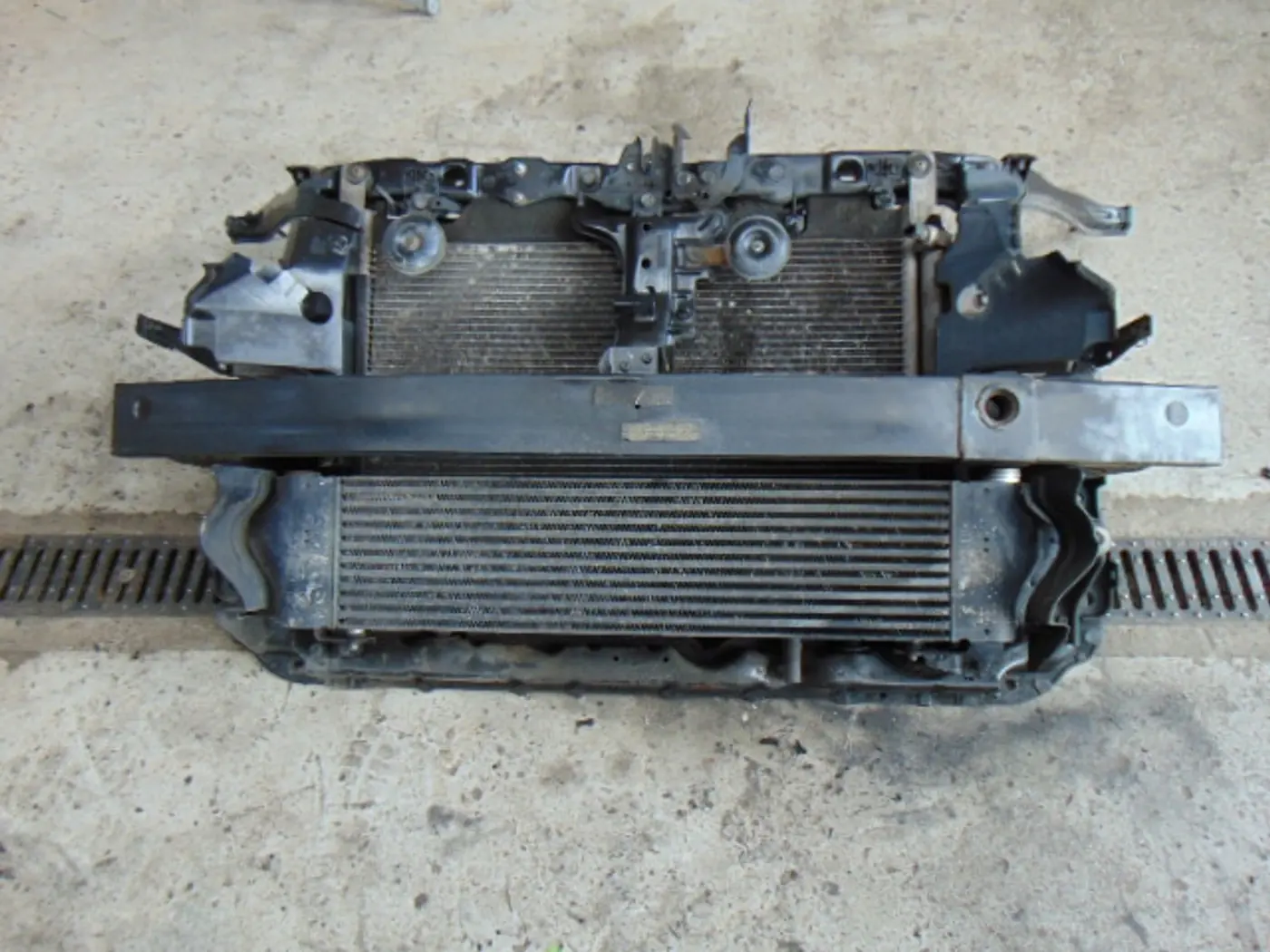 Передняя панель крепления облицовки (телевизор) к Renault Koleos 2008