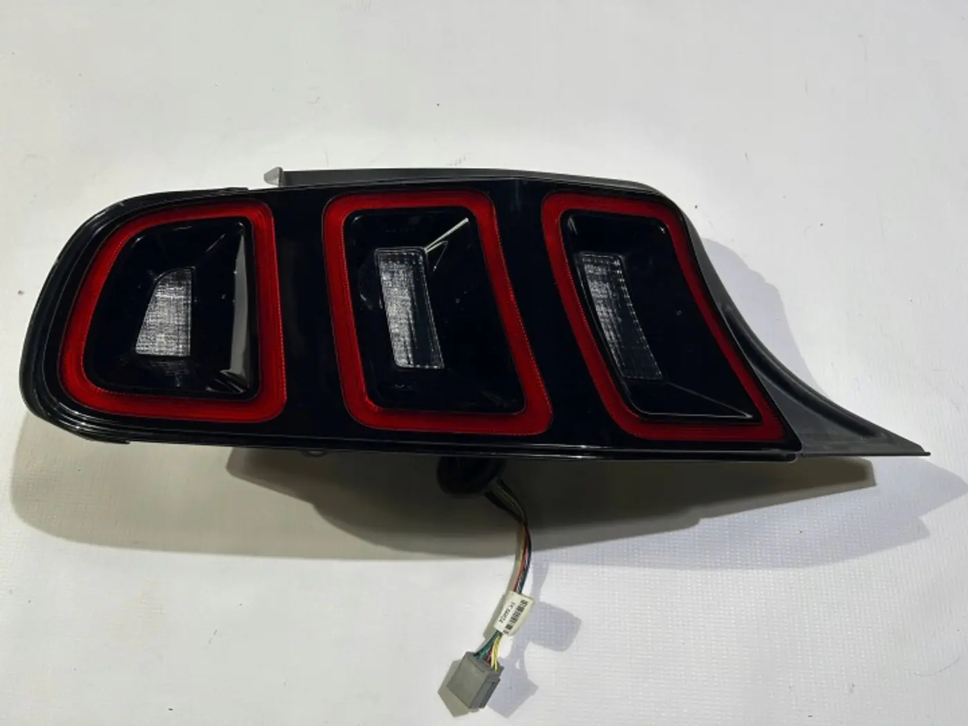 Фонарь задний левый к Ford Mustang 2004