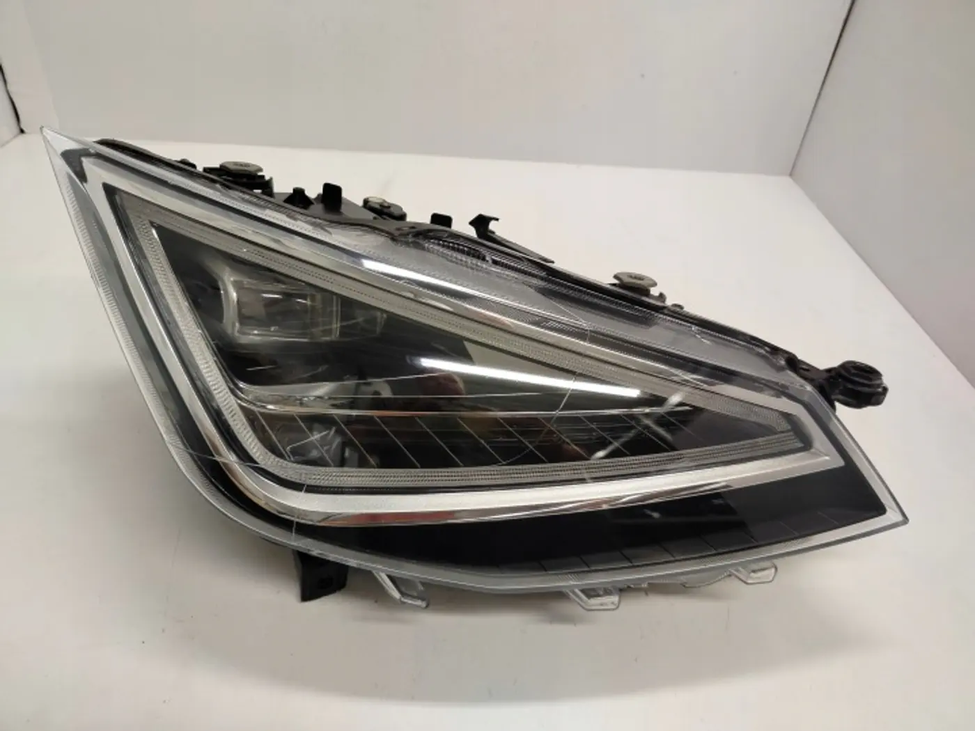 Фара правая к SEAT Arona 2021