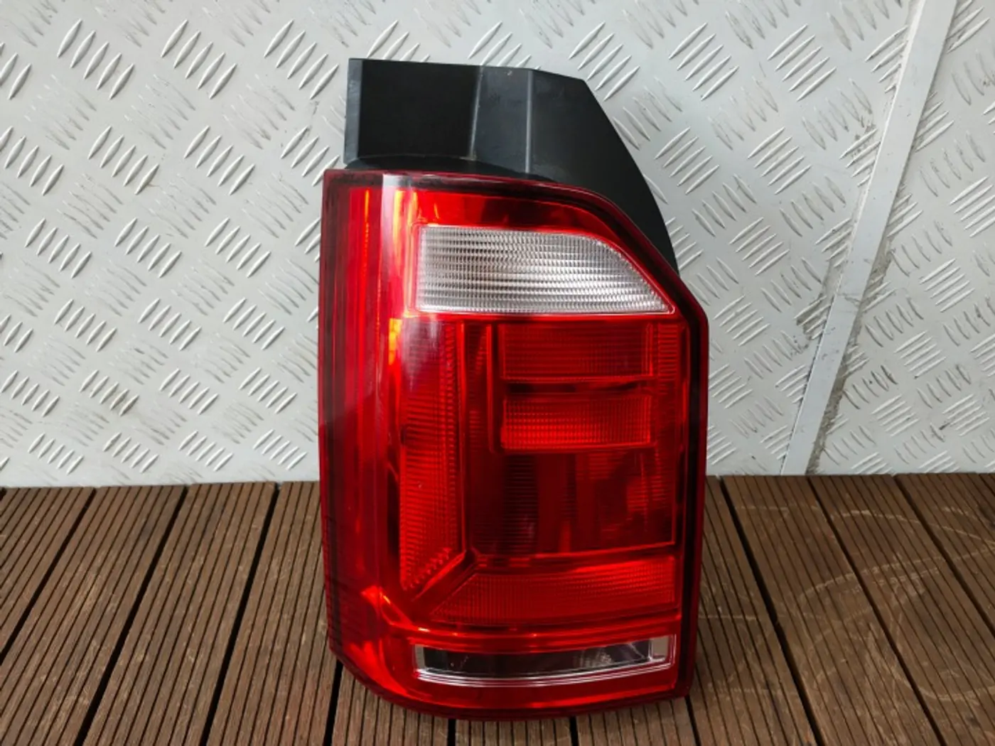Фонарь задний левый к Volkswagen Multivan 2016