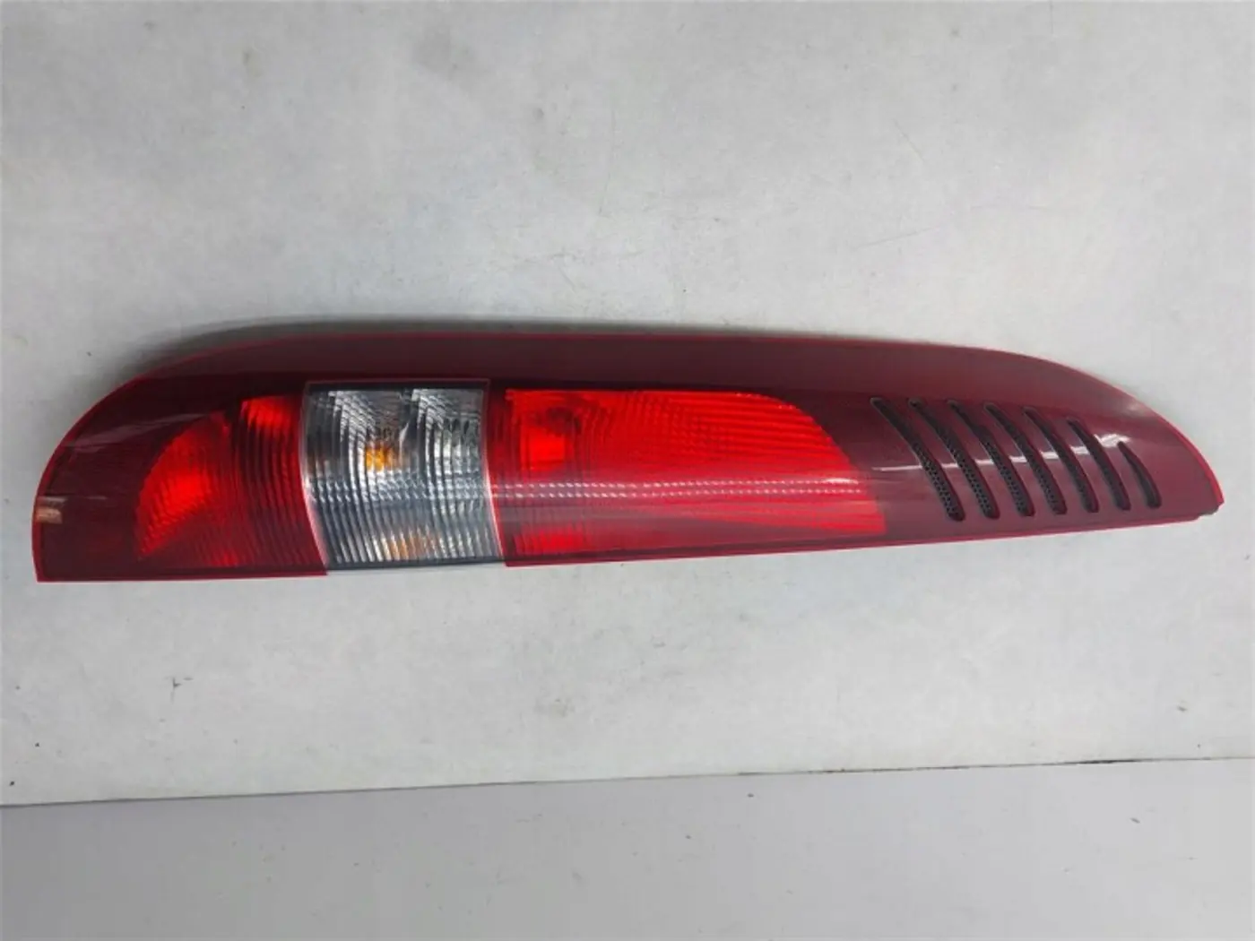 Фонарь задний левый к Mercedes-Benz Vaneo 2001