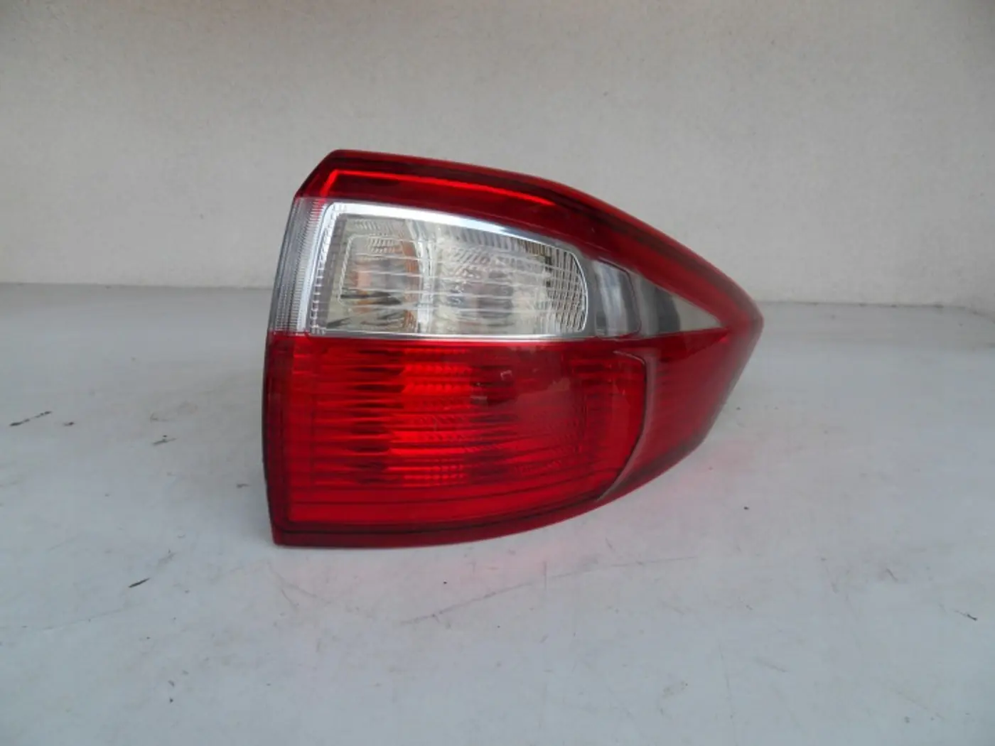 Фонарь задний правый к Ford C-MAX 2010