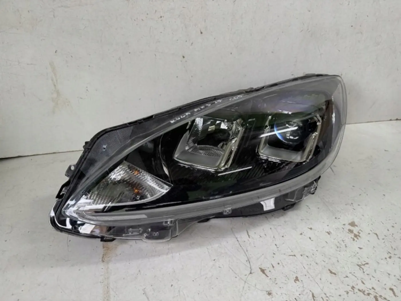 Фара левая к Ford Kuga 2019