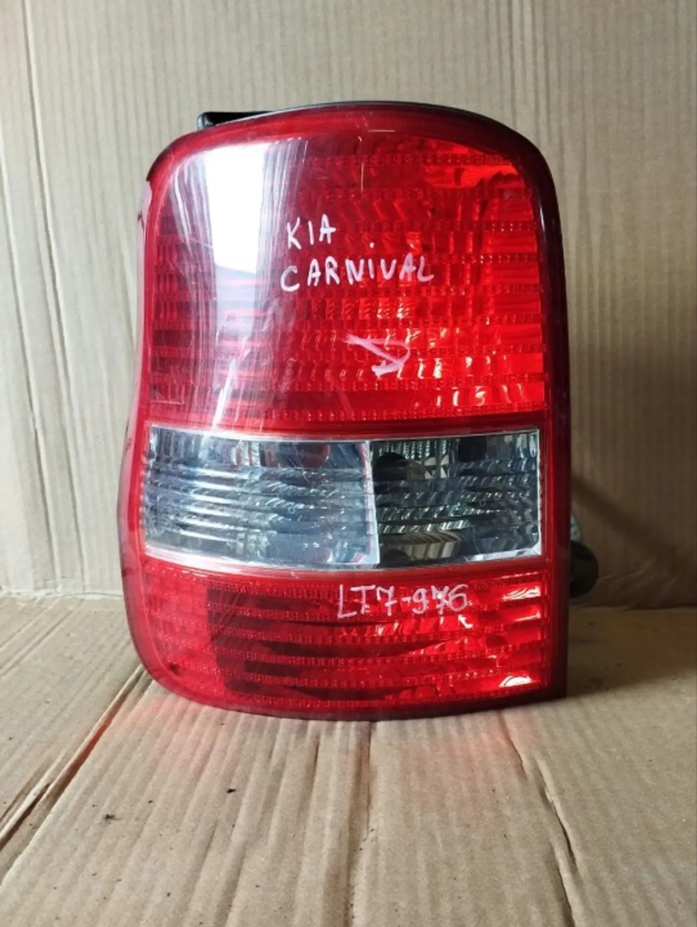 Фонарь задний левый к Kia Carnival 1998
