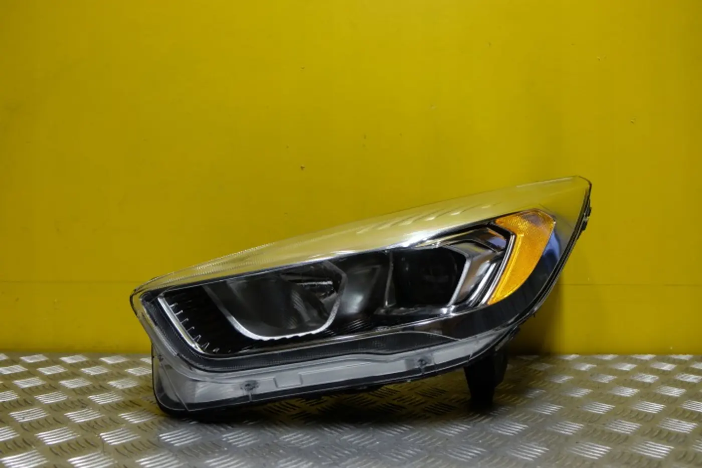 Фара левая к Ford Escape 2007