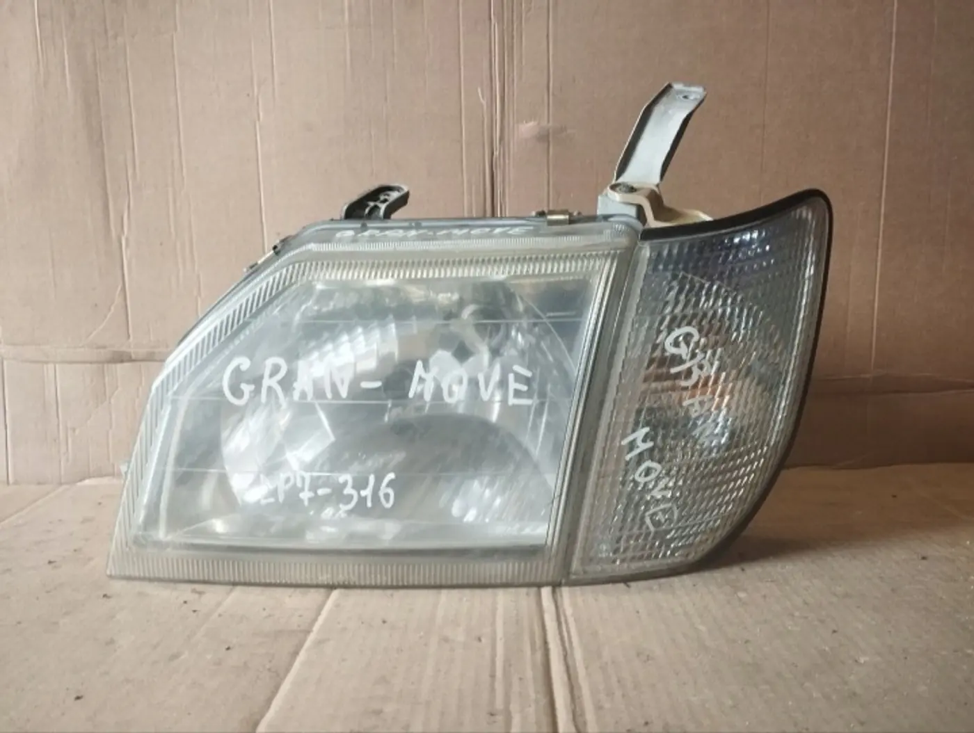 Фара левая к Daihatsu Move 1996