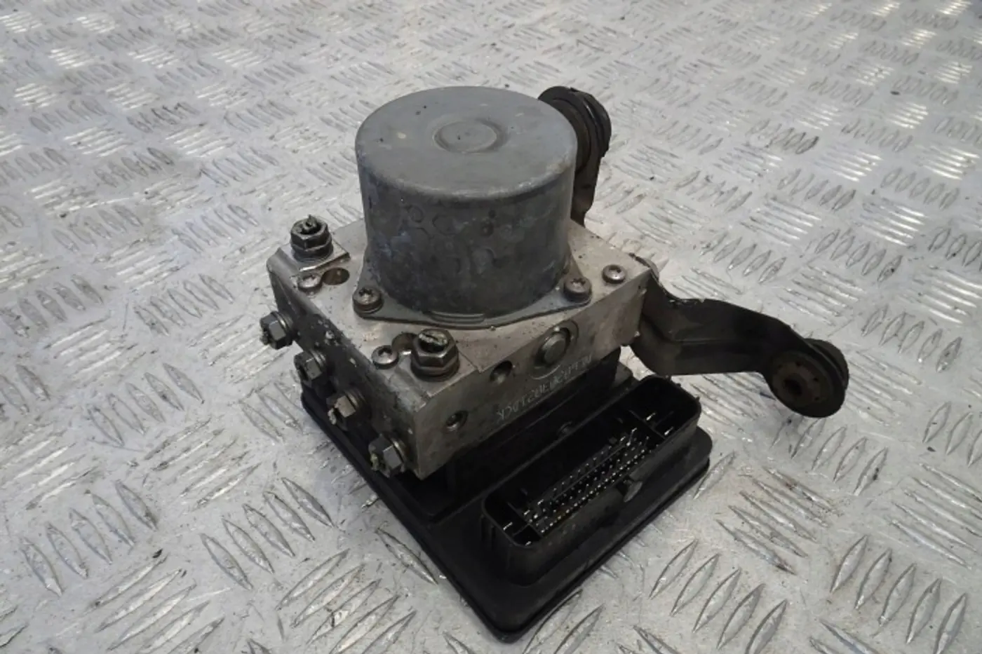Блок ABS к Audi Q3 2011