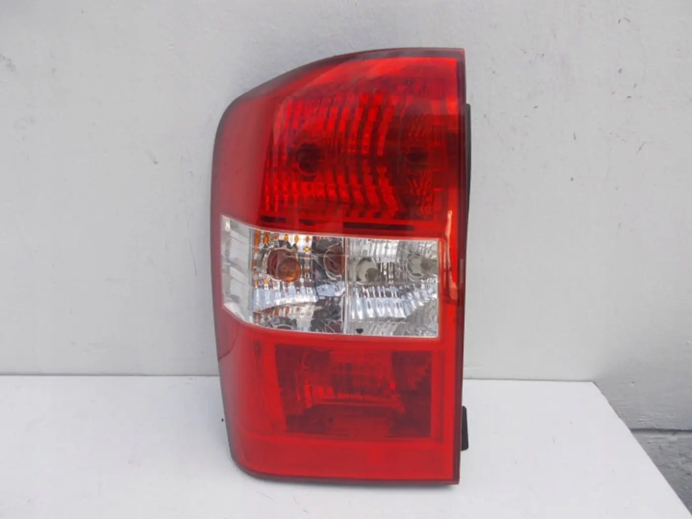 Фонарь задний левый к Kia Carnival 2006