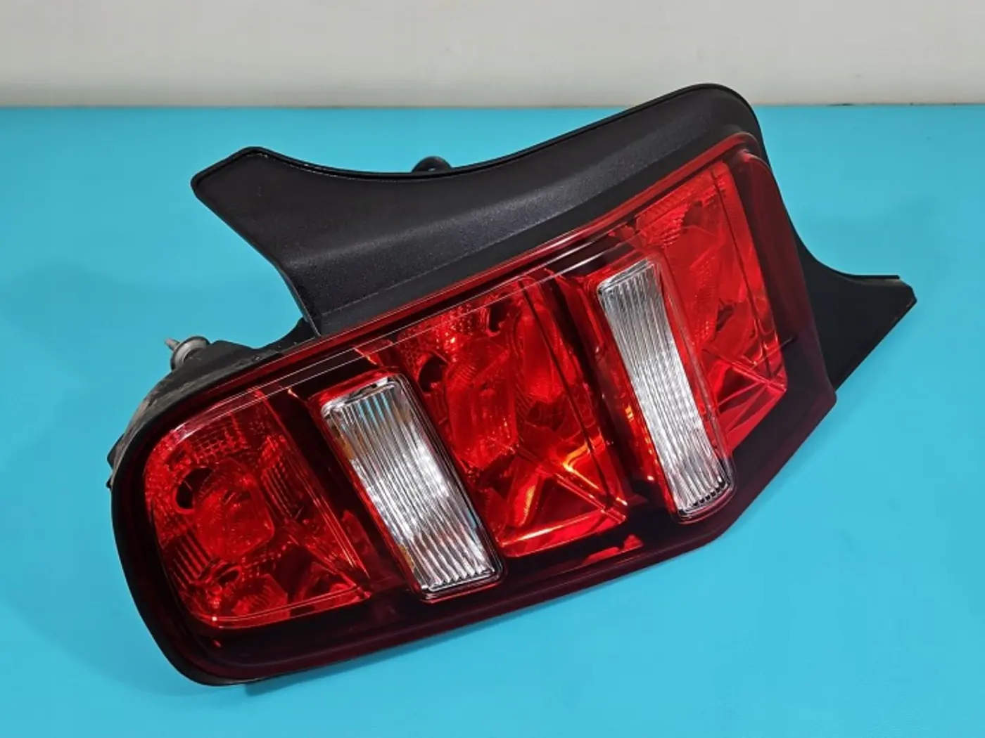 Фонарь задний левый к Ford Mustang 2004